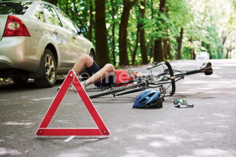 TREUCHTLINGEN - Autofahrer übersieht am Dienstag (21.10.2025) Radfahrer! 73-Jähriger stürzt über Motorhaube und wird verletzt!