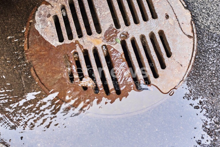 ESTENFELD - 🕳 Unbekannte heben am Wochenende Kanaldeckel heraus! Gefahr für Autofahrer in Robert-Koch-Straße - Polizei sucht Zeugen! 🚗