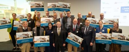 MÜNCHEN - 🌲 Aiwanger begrüßt 17 neue Unterstützer der Holzenergie-Initiative beim Parlamentarischen Abend in Berlin! Großer Erfolg! ⚡