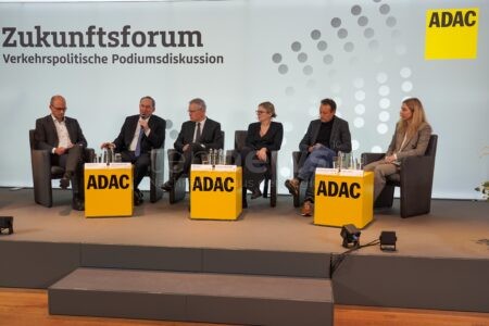 MÜNCHEN - 🚗 Aiwanger attackiert EU-Verbrennerverbot als "ideologischen Irrweg"! 450.000 Jobs in Bayern bedroht - Technologieoffenheit gefordert! ⚡