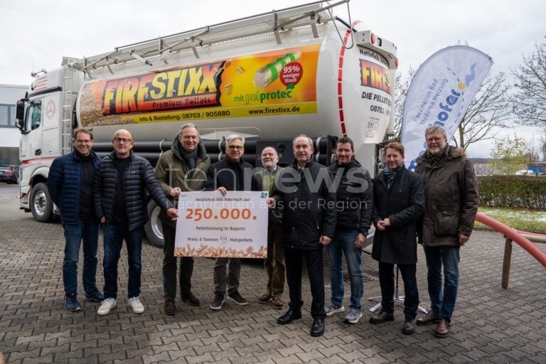 AMPFING - 🔥 250.000ste moderne Pelletheizung in Bayern in Betrieb: Aiwanger sieht Holzenergie als zentrales Element der Wärmewende. 🌲