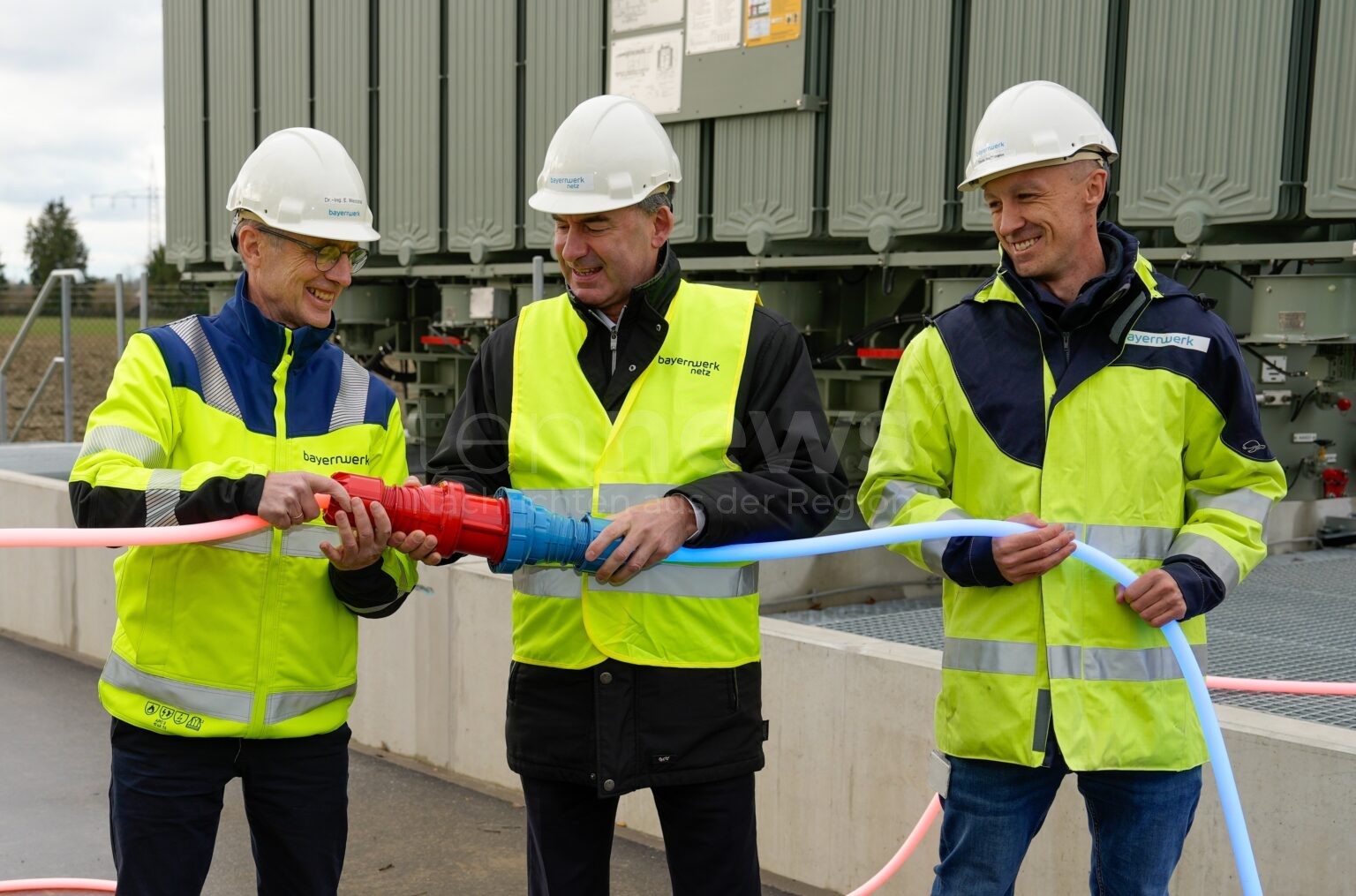 Niederviehbach: Aiwanger nimmt Einspeisesteckdose in Betrieb – Pilotprojekt soll Netzausbau beschleunigen - tennews NIEDERVIEHBACH - ⚡ Zweite Einspeisesteckdose in Bayern gestartet: Pilotprojekt mit 112 MW PV-Leistung soll Netzausbau schneller & effizienter machen. 🔋