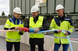 NIEDERVIEHBACH - ⚡ Zweite Einspeisesteckdose in Bayern gestartet: Pilotprojekt mit 112 MW PV-Leistung soll Netzausbau schneller & effizienter machen. 🔋