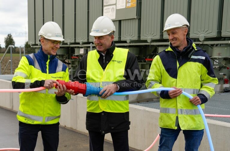 NIEDERVIEHBACH - ⚡ Zweite Einspeisesteckdose in Bayern gestartet: Pilotprojekt mit 112 MW PV-Leistung soll Netzausbau schneller & effizienter machen. 🔋
