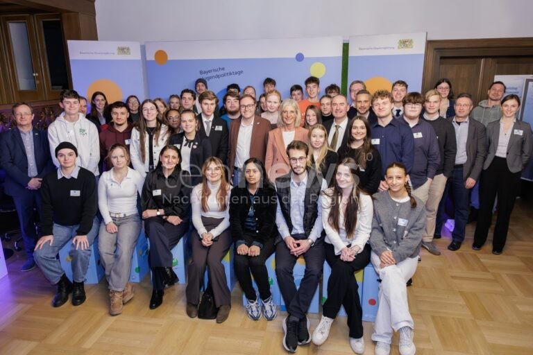 MÜNCHEN - 🏛 Jugendpolitiktage 2025 mit Aiwanger und Scharf! Junge Menschen diskutieren über Energiewende und Bayerns Zukunft! 👥