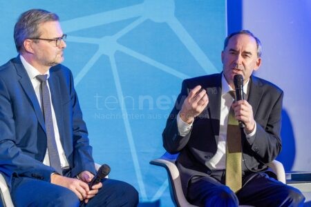 MÜNCHEN - 💰 Bayern führt mit 120 Milliarden Euro Bruttobeiträgen als Deutschlands Versicherungsstandort Nummer eins! 🏆