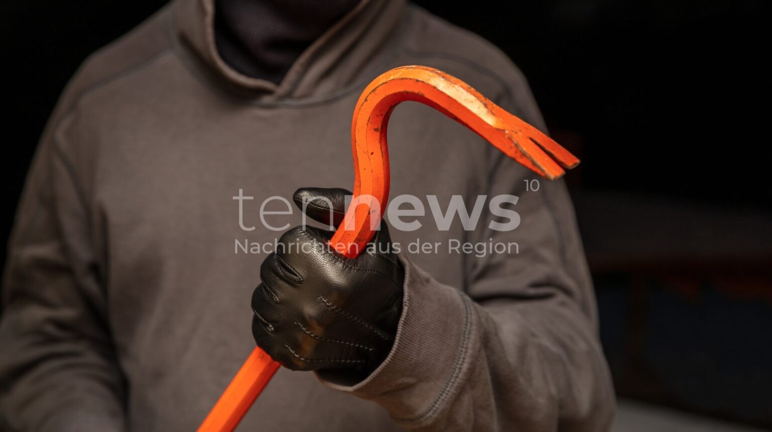 Alarm schlägt Tankstellen-Einbrecher in die Flucht: - tennews REICHERTSHAUSEN - 🚨 Einbruch in Tankstelle in der Nacht auf Mittwoch (12.11.2025)! Zwei Täter flüchten nach Alarm - 10.000 Euro Schaden! 🔧