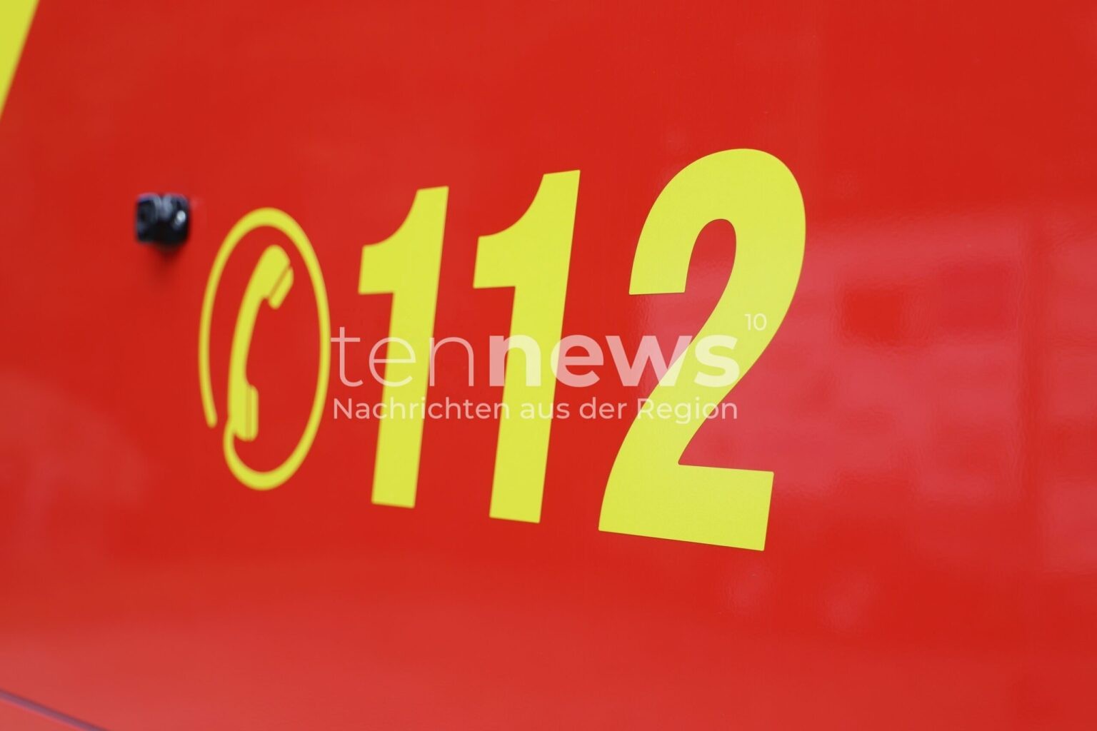 Brandstiftung auf Kinderspielplatz: Unbekannte zünden Tischplatte an - tennews MEITINGEN-OSTENDORF - 🔥 Brandstiftung auf Spielplatz am Donnerstag (06.11.2025)! Unbekannte zünden Tischplatte an - Polizei sucht Zeugen! 🎪