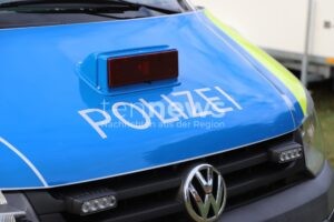 🚓 SCHROBENHAUSEN-HÖRZHAUSEN - Autofahrer fährt Granitsäule an und flüchtet. Polizei sucht Zeugen 👀