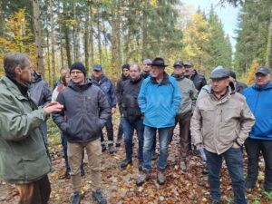 NÖRDLINGEN - 🌳 Waldbegang am Freitag (24.10.2025) zeigt Zukunftspläne! Stiftungswald rüstet sich mit Schwarznuss und KlimaWald für Klimawandel! 🌱