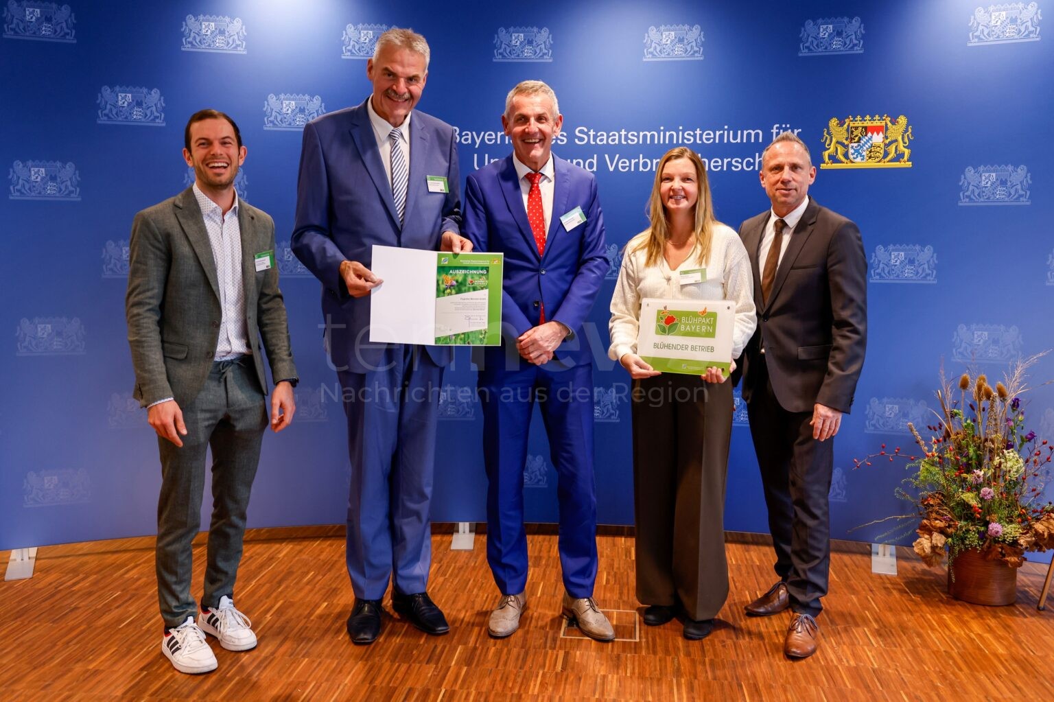 MÜNCHEN - 🌸 Flughafen München erneut ausgezeichnet! "Blühender Betrieb" für Naturschutz-Engagement - Minister Glauber überreichte Preis! 🦋