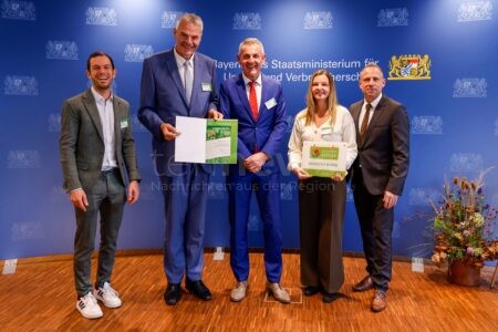 MÜNCHEN - 🌸 Flughafen München erneut ausgezeichnet! "Blühender Betrieb" für Naturschutz-Engagement - Minister Glauber überreichte Preis! 🦋
