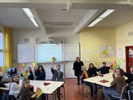 NÜRNBERG - 🌳 Verfassungsviertelstunde wird kreativ! Demokratie-Baum an Berufsschule 13 macht politische Bildung zum Mitmachprojekt - OB König begeistert! 📚