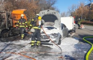 2025_11_06_Drygalski-Allee_002_presse - tennews MÜNCHEN - 🔥 Brand am Donnerstag (06.11.2025) in Drygalski-Allee! Kehrmaschine und Auto gingen in Flammen auf - 15 Feuerwehrleute im Einsatz! 🚒