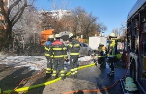 2025_11_06_Drygalski-Allee_005_presse - tennews MÜNCHEN - 🔥 Brand am Donnerstag (06.11.2025) in Drygalski-Allee! Kehrmaschine und Auto gingen in Flammen auf - 15 Feuerwehrleute im Einsatz! 🚒