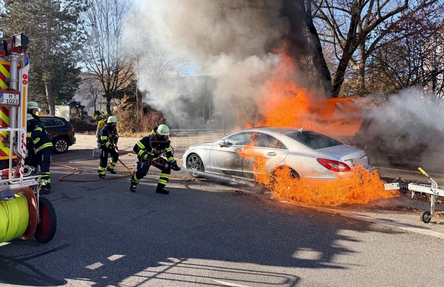 Kehrmaschine geht in Flammen auf: Flammen greifen auf Auto über - tennews MÜNCHEN - 🔥 Brand am Donnerstag (06.11.2025) in Drygalski-Allee! Kehrmaschine und Auto gingen in Flammen auf - 15 Feuerwehrleute im Einsatz! 🚒