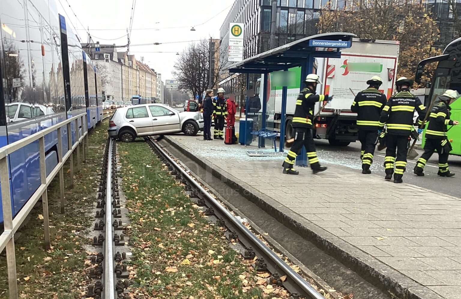 Auto schleudert in Tram-Wartehäuschen: Fahrerin leicht verletzt - tennews MÜNCHEN - 🚗 Verkehrsunfall am Freitag (07.11.2025)! Auto schleudert in Tram-Wartehäuschen - Gleise eine Stunde gesperrt! 🚊