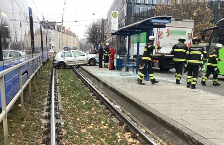 MÜNCHEN - 🚗 Verkehrsunfall am Freitag (07.11.2025)! Auto schleudert in Tram-Wartehäuschen - Gleise eine Stunde gesperrt! 🚊