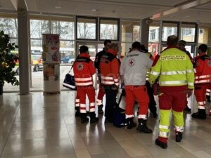 NEUBURG AN DER DONAU - 🌶️ Pfefferspray-Attacke am Montag (24.11.2025) in Schule! Zwölfjähriger Syrer verletzt zehn Personen - Großeinsatz mit Hubschrauber! 🚁