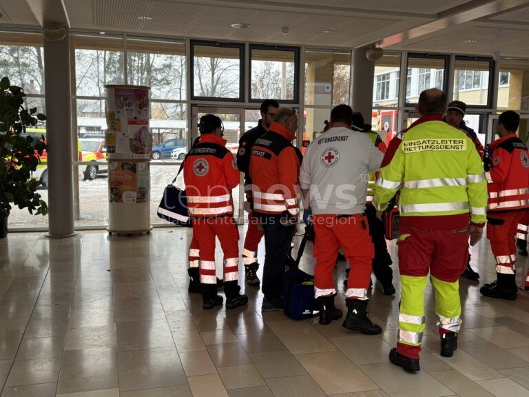 NEUBURG AN DER DONAU - 🌶 Pfefferspray-Attacke am Montag (24.11.2025) in Schule! Zwölfjähriger Syrer verletzt zehn Personen - Großeinsatz mit Hubschrauber! 🚁