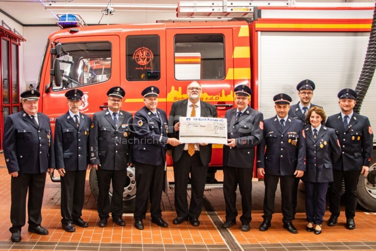PASSAU - 💰 Feuerwehr gibt 5.000 Euro Zuschuss zurück! Ehrlicher Umgang mit städtischen Mitteln - Geld geht an Vereine! 🚒