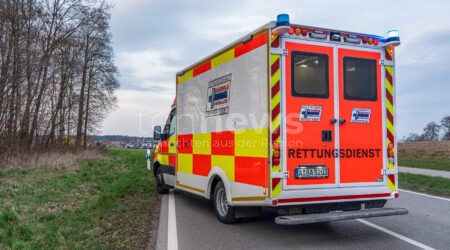 B2 BEI MEITINGEN - 💥 Gefährliches Manöver am Montag (03.11.2025)! Seniorin (77) wendet mitten auf Straße - entgegenkommendes Fahrzeug kollidiert! 🚨