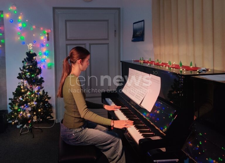 SCHROBENHAUSEN - 🎹 Klavierkonzert morgen Mittwoch (26.11.2025) im Musikschul-Pavillon! Junge Talente spielen "Herbstfantasie - Blättertanz"! 🎼