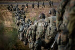 BERLIN - 🏥 Zivildienst kehrt mit neuem Wehrdienst zurück! Wehrdienstverweigerer müssen Ersatzdienst in Altenheimen oder Krankenhäusern leisten! ⚖️