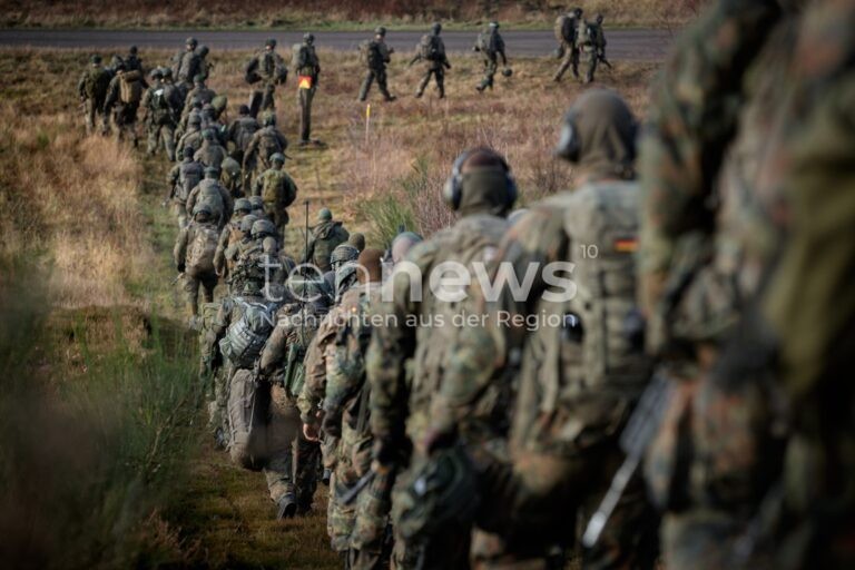 BERLIN - 🏥 Zivildienst kehrt mit neuem Wehrdienst zurück! Wehrdienstverweigerer müssen Ersatzdienst in Altenheimen oder Krankenhäusern leisten! ⚖