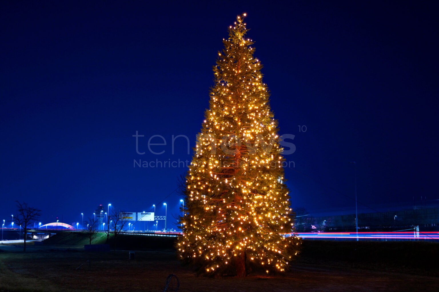 MÜNCHEN - 🎄 Weihnachtszauber am Airport am Donnerstag (28.11.2025)! 15 Meter hoher Christbaum mit 2500 Metern Lichterketten erstrahlt! ✨