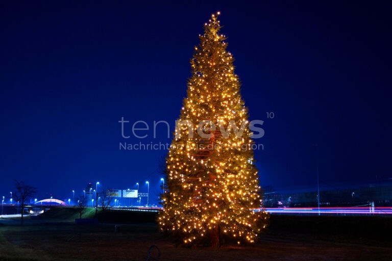 MÜNCHEN - 🎄 Weihnachtszauber am Airport am Donnerstag (28.11.2025)! 15 Meter hoher Christbaum mit 2500 Metern Lichterketten erstrahlt! ✨