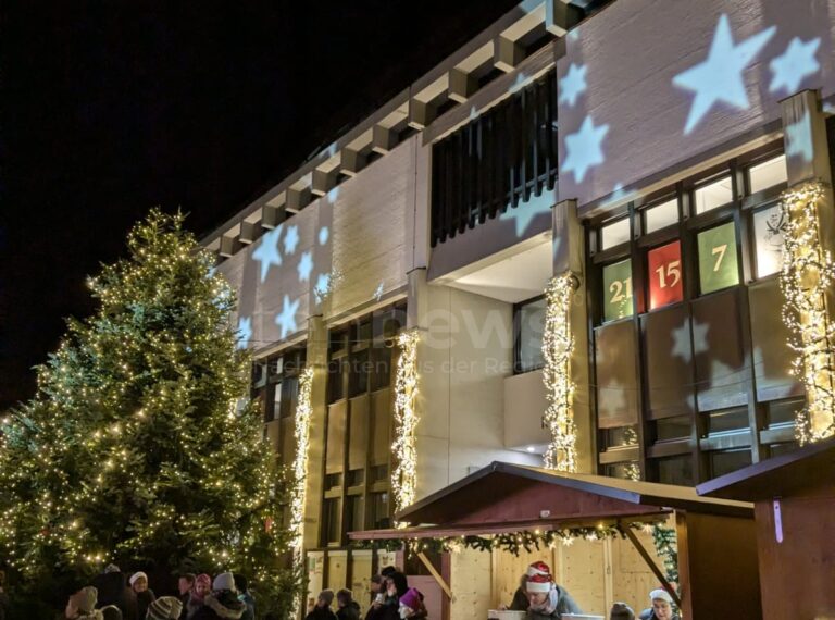 SCHROBENHAUSEN - 🎄 XXL-Adventskalender am Rathaus ab Sonntag (01.12.2025)! 24 Fenster öffnen täglich um 17 Uhr mit bunten Motiven! ✨