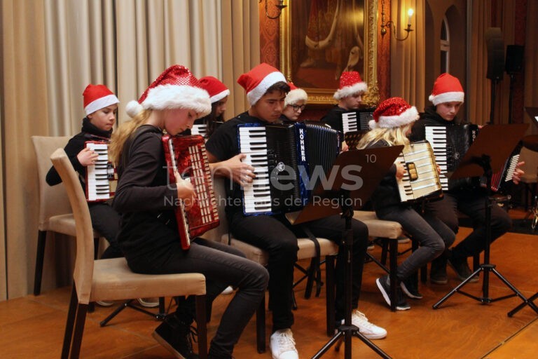 PFAFFENHOFEN AN DER ILM - 🎵 Benefizkonzert Donnerstag (04.12.2025) um 17:30 Uhr! Musikschule spielt im Rathaus für guten Zweck - freier Eintritt! 💝