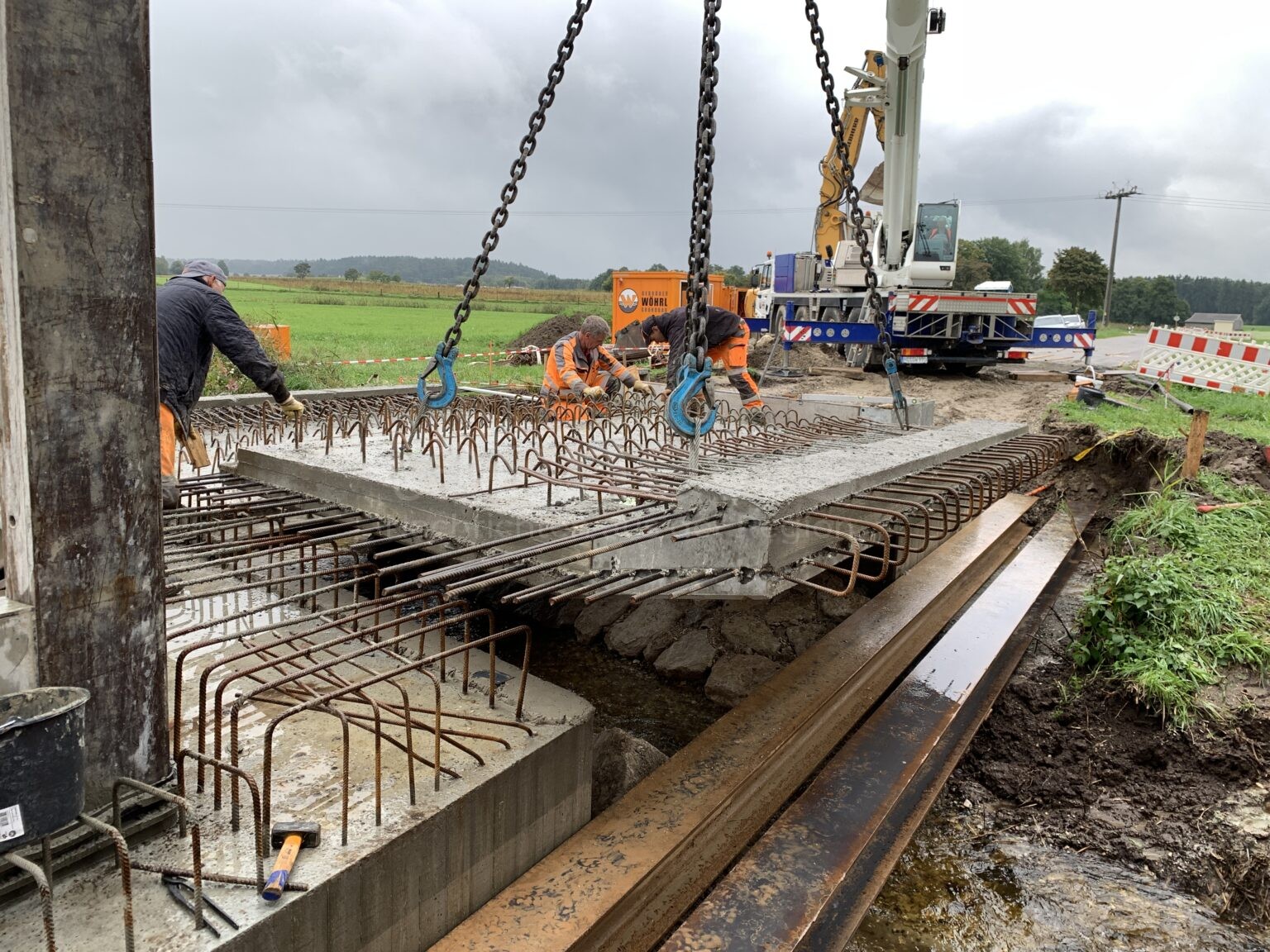 Ärgerliche Verzögerung: Brücke bleibt länger gesperrt - tennews LINDEN - 🌉 Arnbachbrücke bleibt länger gesperrt! Minusgrade verzögern Sanierung - Öffnung erst am Samstag (20.12.2025) vor Weihnachten! ❄️