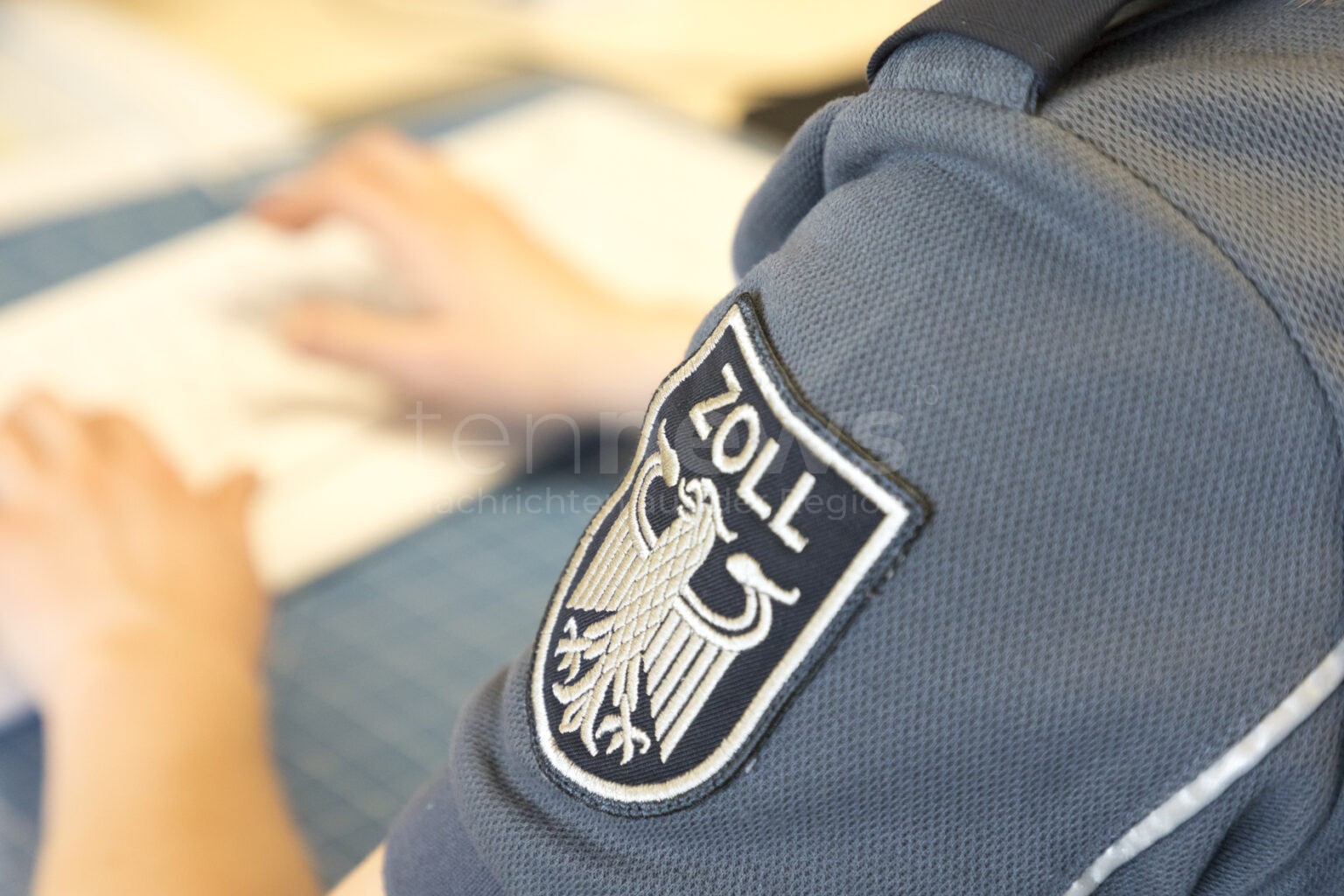 Systematische Schwarzarbeit aufgedeckt: Sicherheitsunternehmen hinterzieht jahrelang Sozialversicherungsbeiträge - tennews FURTH IM WALD - 💼 Zoll meldet Ermittlungserfolg am Dienstag (04.11.2025): Systematische Schwarzarbeit in Sicherheitsfirma - Scheinselbstständiger verurteilt 🚨