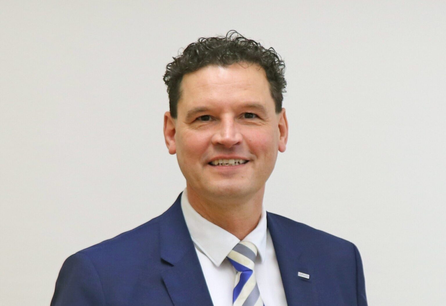 Polizeigewerkschaft empört: "Sparpolitik auf Kosten der Polizei" - tennews MÜNCHEN - 👮 Polizeigewerkschaft empört über Sparpolitik! Tarifabschluss für Beamte erst nach sechs Monaten - "Schlag ins Gesicht"! 💸