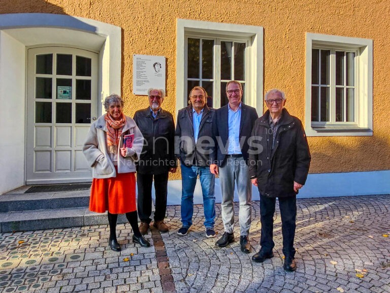 NEUMARKT IN DER OBERPFALZ - 📜 Gedenktafel für Margret Hölle enthüllt! Gedicht "April 1945" als Erinnerungskultur am Bürgerhaus - OB Ochsenkühn würdigt Lyrikerin! ✍