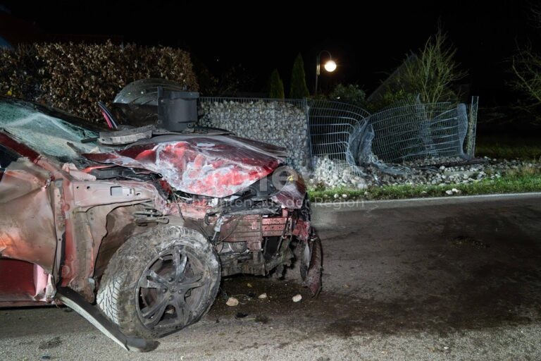 SCHROBENHAUSEN OT SANDIZELL - 🚗 Betrunkener rast am Montag (03.11.2025) in Gabionenzaun! Steine schleudern bis auf Fahrbahn - 36.000 Euro Gesamtschaden! 🚨