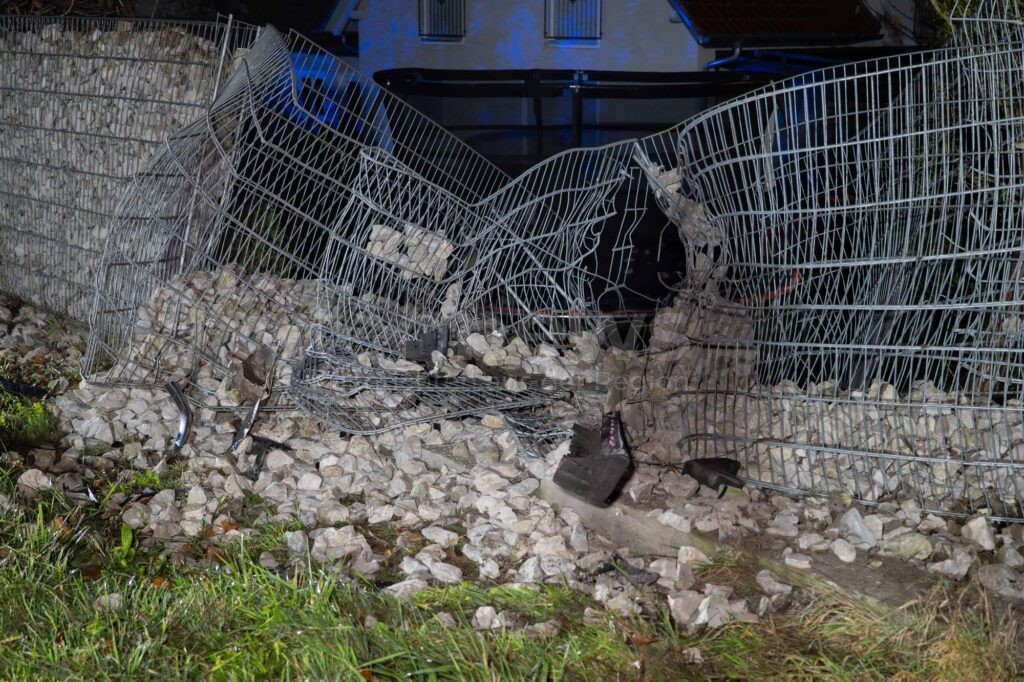 SCHROBENHAUSEN OT SANDIZELL - 🚗 Betrunkener rast am Montag (03.11.2025) in Gabionenzaun! Steine schleudern bis auf Fahrbahn - 36.000 Euro Gesamtschaden! 🚨