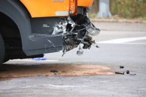IMG_4579 - tennews EICHSTÄTT - 🚂 Schwerer Bahnunfall am Freitag (07.11.2025)! Zug erfasste Müllauto am Bahnübergang - zwei Verletzte, Bahnstrecke gesperrt! 🚨