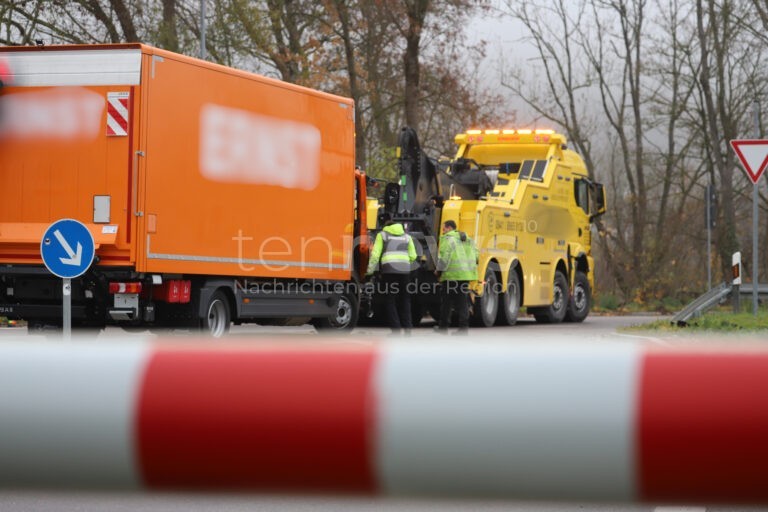 EICHSTÄTT - 🚂 Schwerer Bahnunfall am Freitag (07.11.2025)! Zug erfasste Müllauto am Bahnübergang - zwei Verletzte, Bahnstrecke gesperrt! 🚨