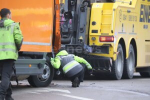 IMG_4590 - tennews EICHSTÄTT - 🚂 Schwerer Bahnunfall am Freitag (07.11.2025)! Zug erfasste Müllauto am Bahnübergang - zwei Verletzte, Bahnstrecke gesperrt! 🚨