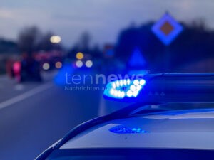 INGOLSTADT - 🚨 Gefährliche Unfallflucht am Donnerstag (20.11.2025)! VW-Fahrer überholt rücksichtslos auf Sperrfläche und rammt Sattelzug! 🚗