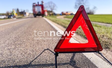 WAIDHOFEN - 🌫️ Nebel-Unfall am Sonntag (16.11.2025) am Kreisverkehr! 21-Jähriger überfährt Verkehrsinsel - 8.000 Euro Schaden! 🚗