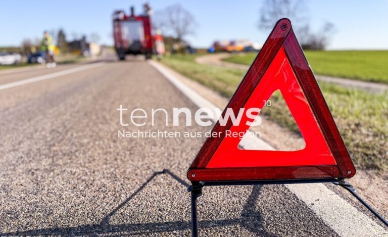SCHWEITENKIRCHEN - 🚗 Unfall am Donnerstag (27.11.2025) auf A9! Mann (57) ohne Führerschein rammte Bus beim Einfädeln - 6000 Euro Schaden! 🚌