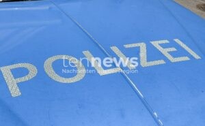 🚗 SCHEYERN-EUERNBACH – Säule am Kriegerdenkmal angefahren zwischen 03.11.2025 und 05.11.2025, Verursacher flüchtet, Polizei bittet um Hinweise. 🚔