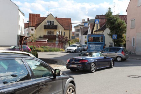 PFAFFENHOFEN AN DER ILM - 🚗 Verkehrsschau 2025 bringt Verbesserungen! Tempo 30 an Schulen und Testeinbahnstraße in Burgfriedenstraße geplant! 🚸