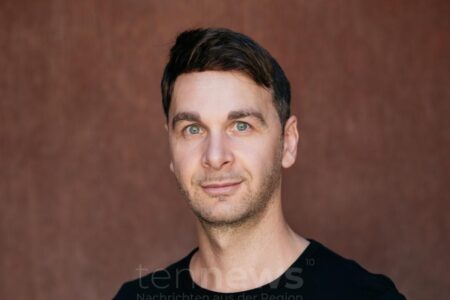 PFAFFENHOFEN AN DER ILM - 📚 Lesebühne startet morgen, Freitag (14.11.2025)! Acht Abende mit Pierre Jarawan, Peter Grandl und Julia Engelmann! 🎭