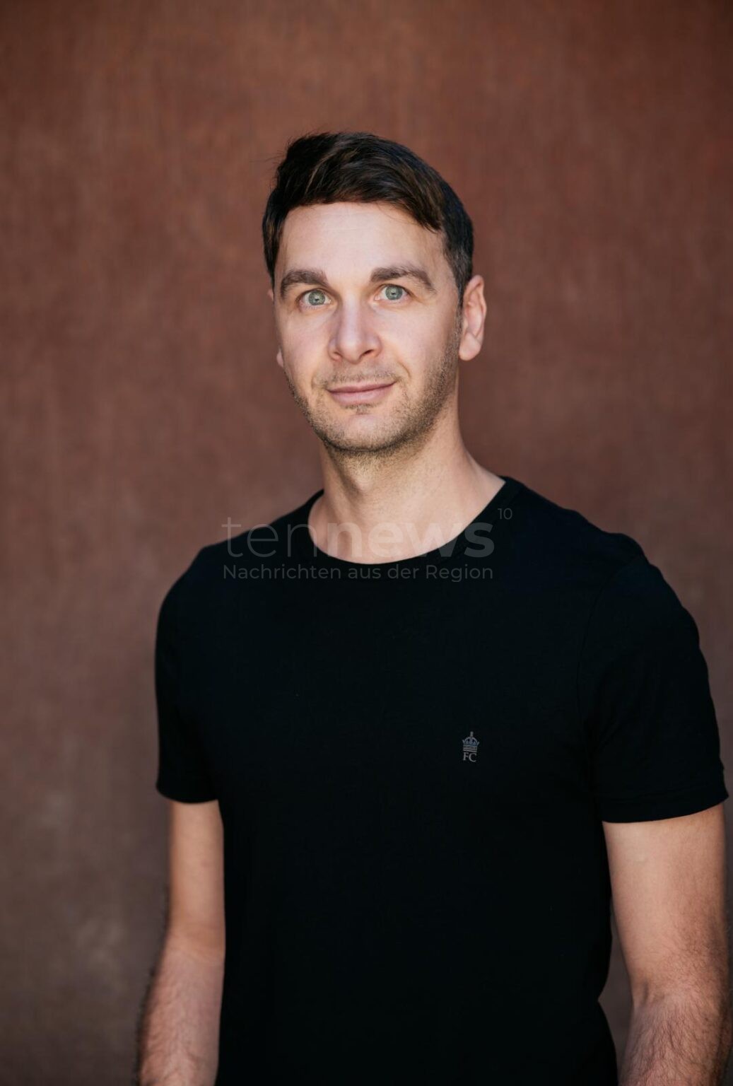 Lesebühne startet: Acht Abende mit Pierre Jarawan, Peter Grandl und Julia Engelmann! - tennews PFAFFENHOFEN AN DER ILM - 📚 Lesebühne startet morgen, Freitag (14.11.2025)! Acht Abende mit Pierre Jarawan, Peter Grandl und Julia Engelmann! 🎭