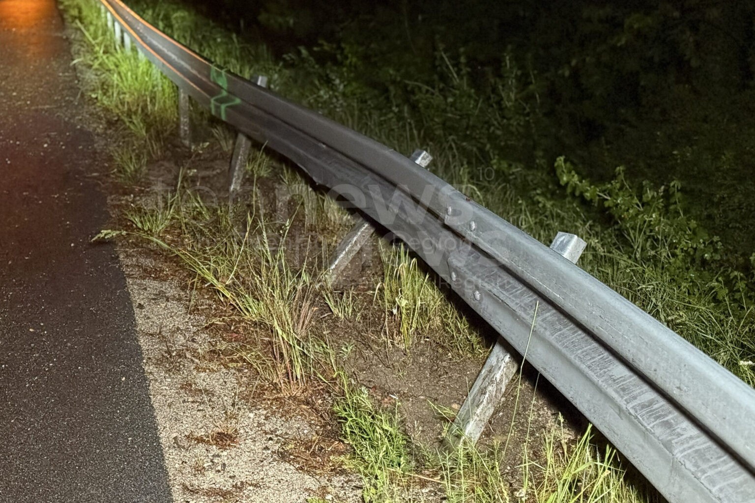 Sattelzug rammt Leitplanke und flüchtet: Zwei Meter Schaden - tennews KÖNIGSMOOS - 🚛 Unfallflucht am Freitag (07.11.2025)! Sattelzug rammt Leitplanke und flüchtet - 3.000 Euro Schaden! 🚔